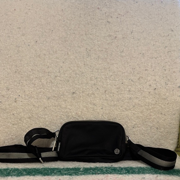 Lululemon Everywhere Crossbody Bag - Picture 2 of 6